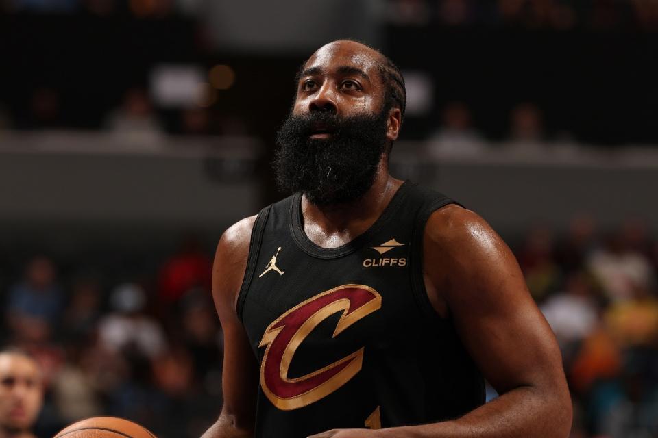 赛事日历-哈登18+8加盟全胜！骑士险胜黄蜂豪取7连胜 米切尔32分克努33分